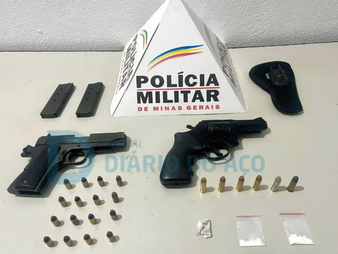 A pistola calibre 380 e o revólver de calibre 38 apreendidos com o homem denunciado para a PM