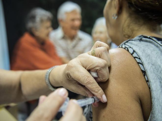 Grupo prioritário é composto por idosos, gestantes e puérperas, crianças e povos indígenas vivendo em terras indígenas
