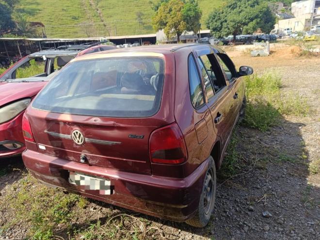 O ladrão que foi flagrado ainda na posse do carro abandonou o veículo e tentou fugir pelo ribeirão e entrou em uma mata, mas foi cercado e preso 