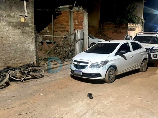 O carro usado pelo autor em fuga pelo Morro do Cruzeiro, no bairro Bethãnia, em Ipatinga