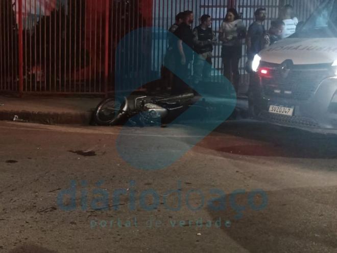 A motocicleta com a mãe e filha foram fortemente atingidas pela outra moto, do inabilitado que fugia da polícia 
