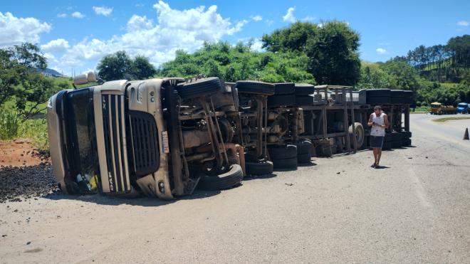 Motorista afirmou aos socorristas que um dos pneus da carreta estourou e provocou o tombamento do caminhão 