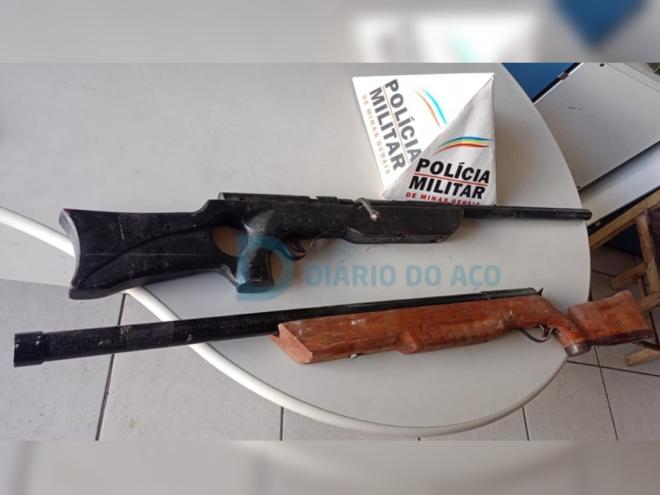 As duas armas de fabricação artesanal apreendidas durante a primeira prisão do acusado