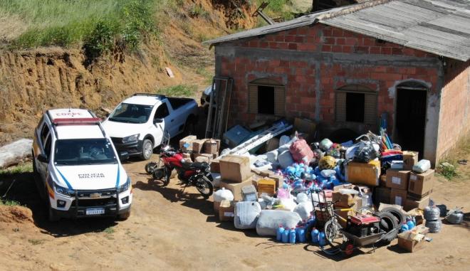 Mercadorias de um caminhão roubado na BR-381 foram encontradas na zona rural em São Domingos do Prata, um envolvido foi preso, outro fugiu e quadrilha é investigada 