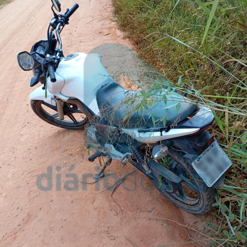 Motocicleta roubada usada por ladrões foi abandonada na estrada entre Bugre e Ipaba