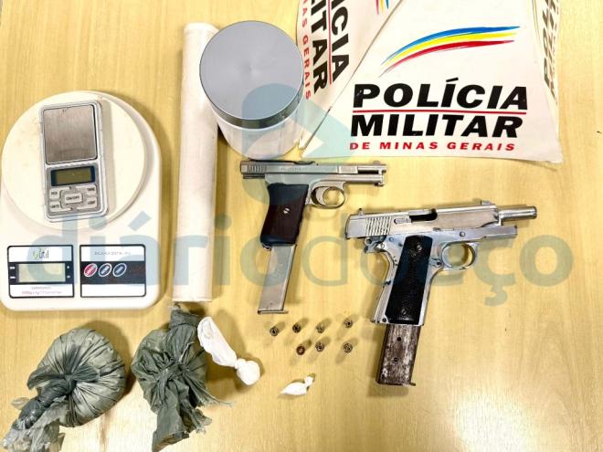 Armas foram apreendidas em veículo no Veneza e balança e droga apreendidas em São João do Oriente 