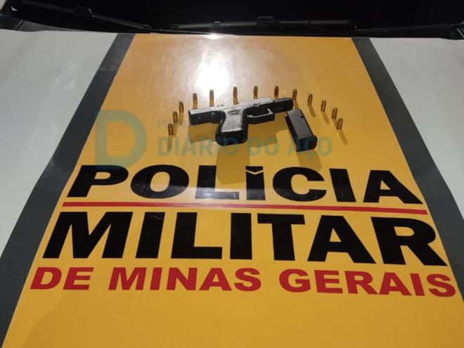 A pistola encontrada na Chevrolet S10 foi apreendida e entregue no plantão da Delegacia de Polícia Civil