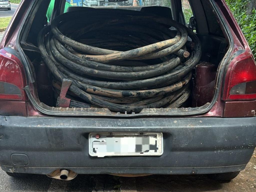 No veículo dos ladrões foram apreendidos 50 metros de cabos de cobre 