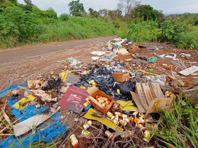 Entre os detritos é possível encontrar lixo eletrônico, produtos químicos, caixas com condimentos, maionese e molho para massas