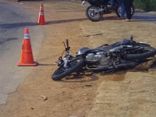 Devido a colisão, a moto ficou tombada às margens da rodovia