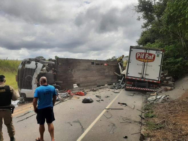 Motorista do caminhão baú teve ferimentos graves 