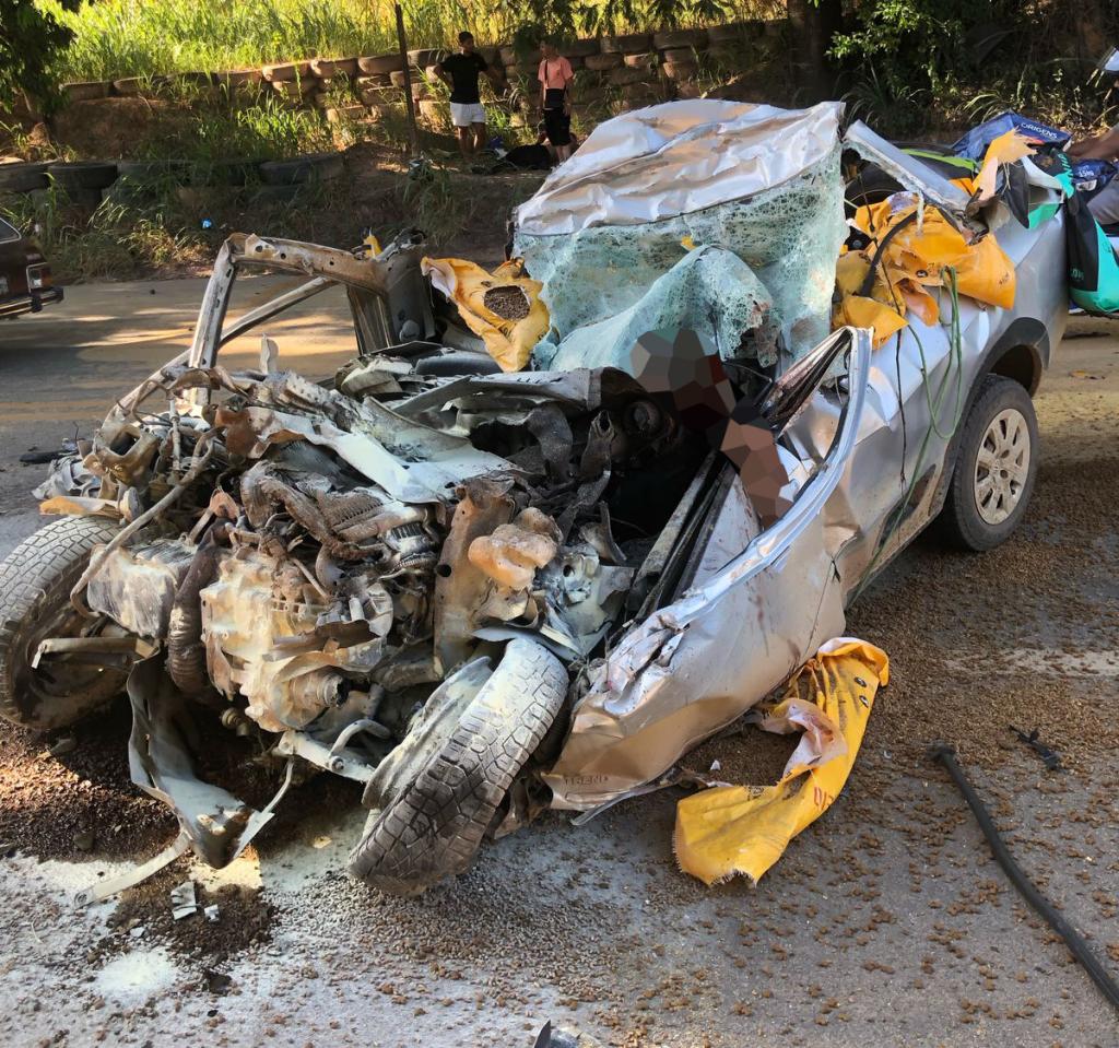 Uma carga de ração animal estava na carroceria da Saveiro e ficou espalhada 