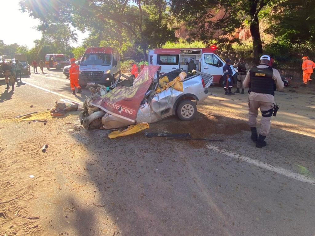 Motorista da Saveiro morreu na hora, presos entre as ferragens e motociclista foi socorrido com vida, mas não resistiu 