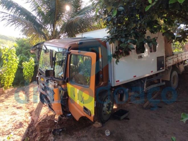 Motorista do caminhão informou que trafegava sentido a Ipatinga, quando motociclista forçou a ultrapassagem e desencadeou o acidente 