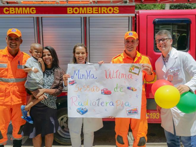 Kalebe Miguel, de apenas três anos, foi surpreendido pela presença dos bombeiros, que o levaram para dar um passeio na viatura