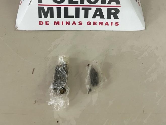 Com o foragido foram encontradas estas porções de maconha e, por força do mandado de prisão, o homem foi encaminhado para o sistema prisional