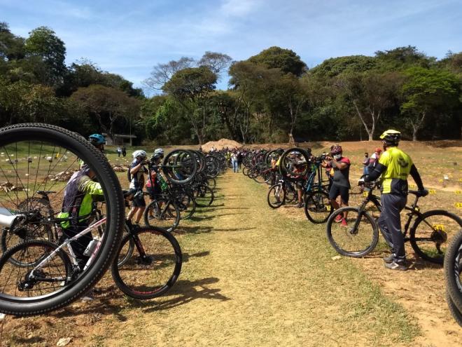 Companheiros de pedal fizeram homenagem no dia do sepultamento 