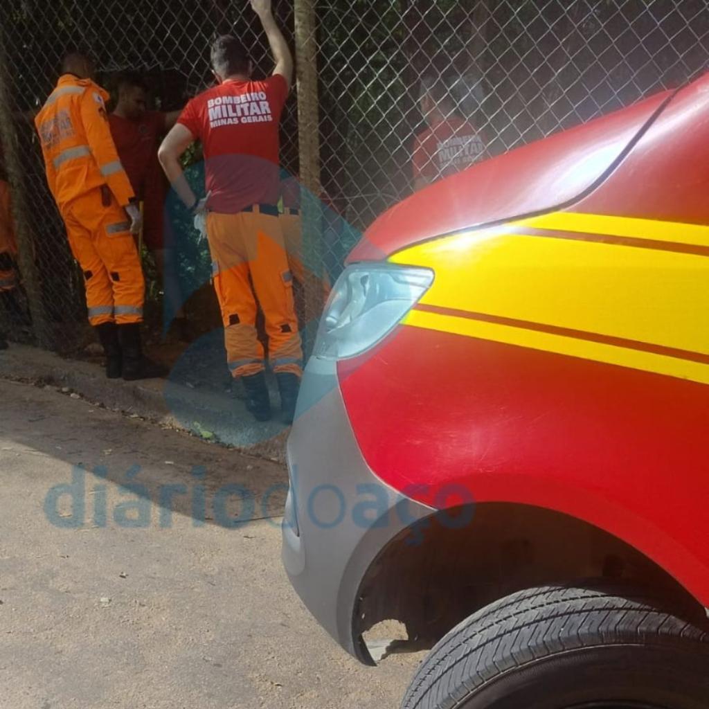 O terreno pertence a um condomínio e, apesar da cerca para isolar a cachoeira, populares invadem a área para se banhar diante das altas temperaturas na região