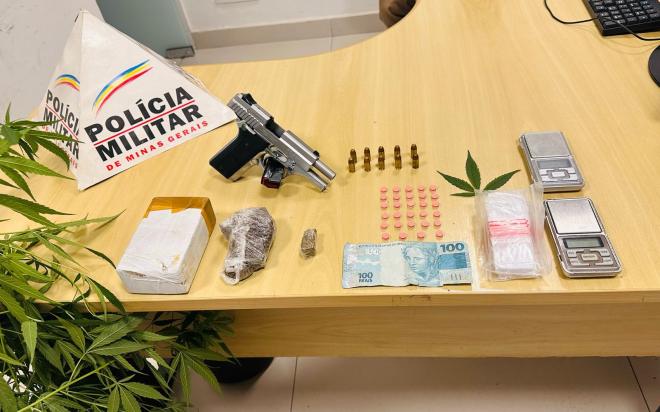 Drogas, arma e outros materiais apreendidos na ação policial na rua Cromo 