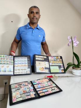 Robert Avelino começou sua coleção com latinhas de refrigerante, cartões de telefone e moedas, ainda quando criança