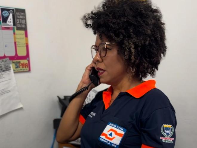 Christiane é quem recebe os chamados da população que se encontra em emergência