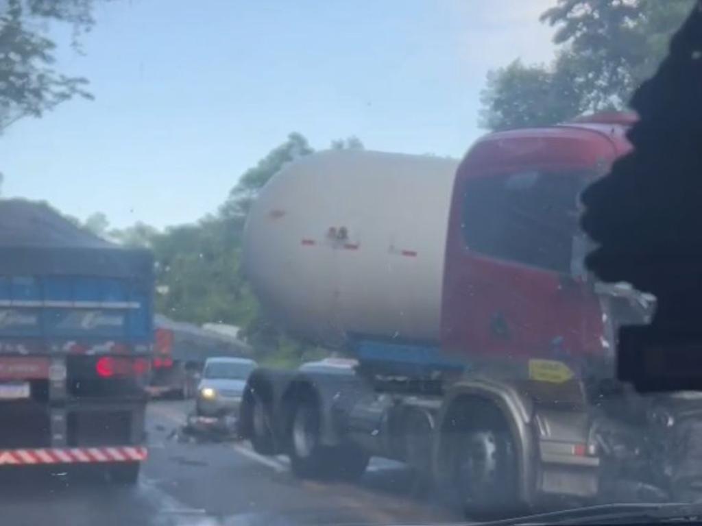 Caminhão e a carreta-tanque formaram um L na pista e trânsito foi fechado nos dois sentidos para os trabalhos da polícia 
