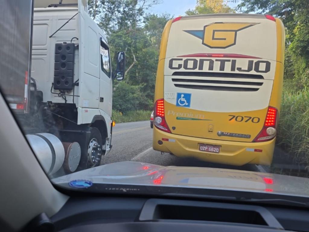 Filas de carros, caminhões e ônibus se formaram rapidamente nos dois sentidos da BR-381