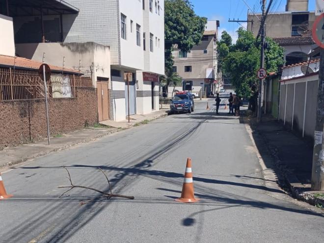 Mesmo ferido com tiro, homem escapou da morte correndo por várias ruas do bairro 