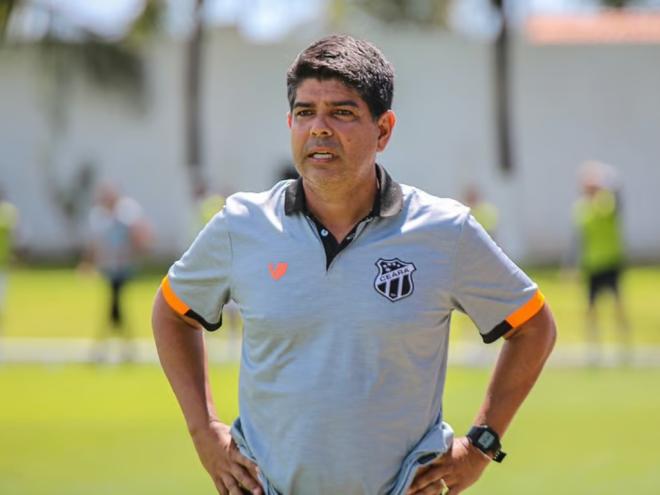 Treinador Marcos Valadares em ação pelo Ceará