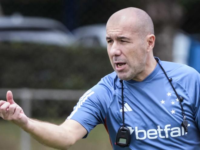 Treinador português tenta ajustar a equipes para início do Campeonato Brasileito