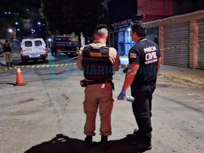 A vítima foi atingida no tórax e caiu na calçada da rua Begônia, no Esperança