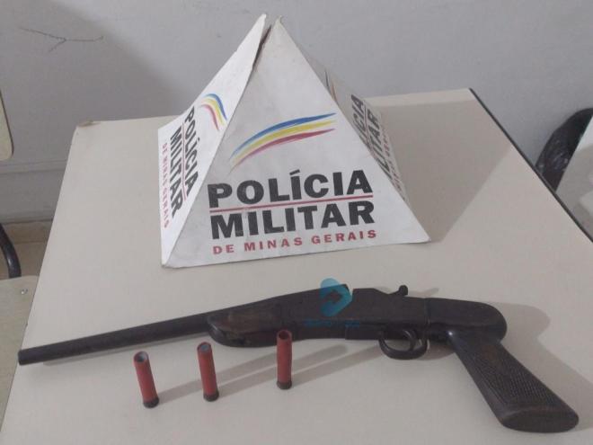 No interior do veículo foram encontradas uma garrucha de fabricação artesanal e três munições calibre .36.