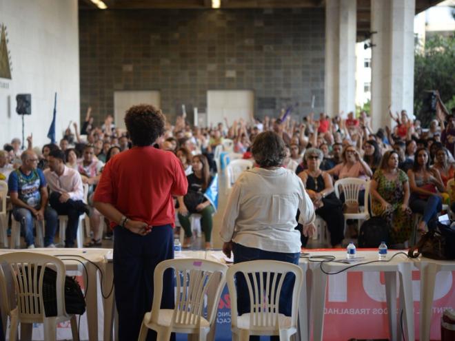 Trabalhadoras de escolas públicas responsáveis por merenda e limpeza escolar ganha menos que o Salário Mínimo