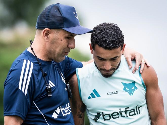 Treinados português trabalha para ajustar a equipe para o início do Brasileirão