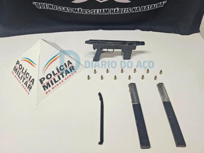 A submetralhadora estava municiada com munição de calibre 9 mm e pode ter sido usada em um homicídio no mês de fevereiro