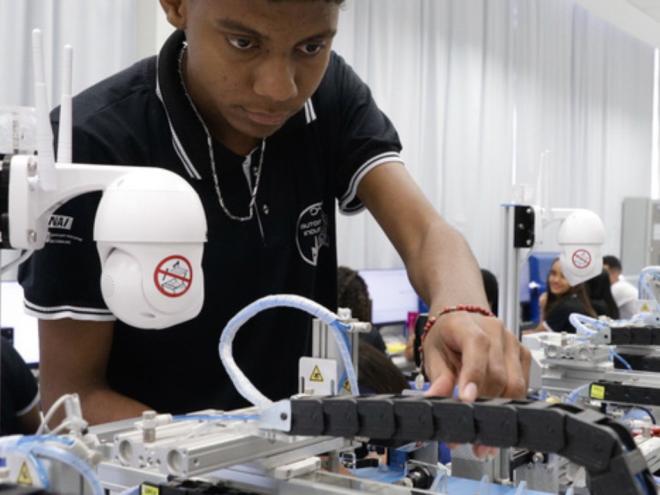 Com 70 mil formados até o momento, projeto é a maior iniciativa de capacitação profissional gratuita já criada pelo Estado