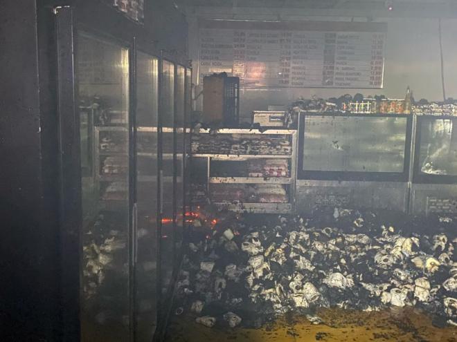 O fogo consumiu parte do estoque e área de atendimento no supermercado Astra 