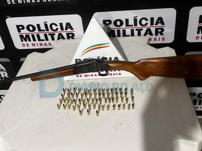 A carabina de calibre 22 foi encontrada junto com 67 cartuchos para serem utilizadas na arma