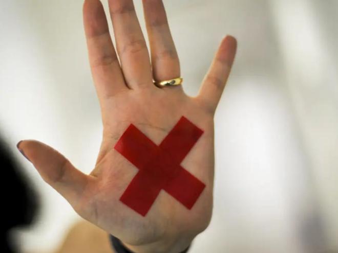 Canais de denúncia como o Ligue 180 e, em casos de emergência, o 190, da Polícia Militar, devem ser acionados