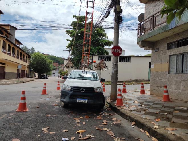 Técnicos atuam em reparo na rede elétrica no Veneza I I