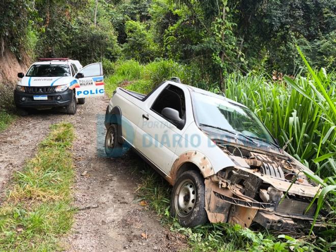 A picape estava com danos na parte frontal e estava abandonada em uma estrada vicinal