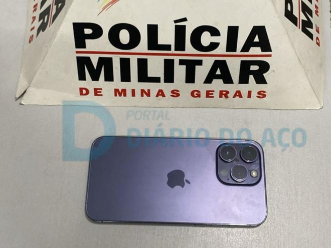 O telefone celular roubado foi encontrado pela PM em poder do acusado preso no Centro de Ipatinga