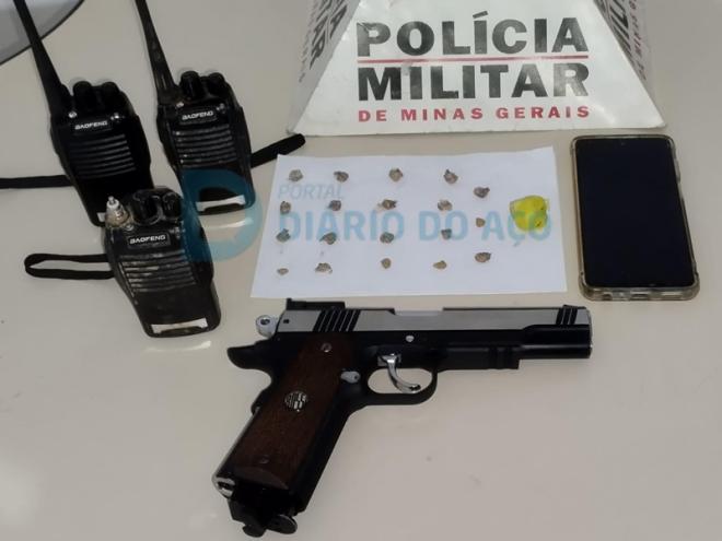 Drogas e réplica de arma foram recolhidas em uma casa na operação deflagrada sexta-feira, em Cachoeira do Vale