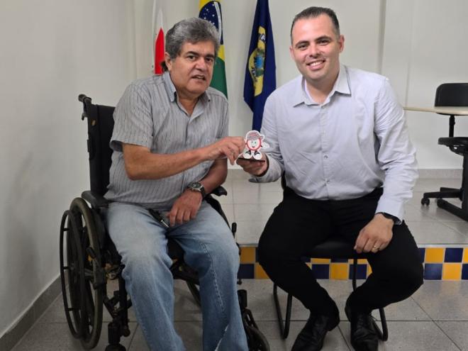 O coordenador do Movimento Pró-Vidas, Clésio Gonçalves, com o gerente de operações da concessionária Nova 381, Diego Dutra