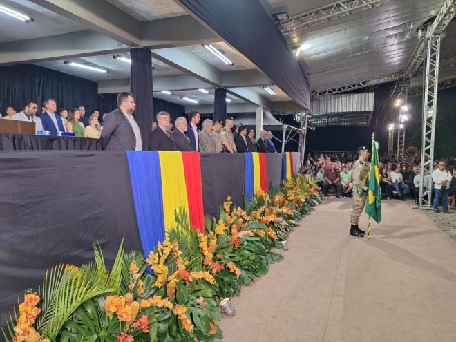 Solenidade na noite de quinta-feira (27), reuniu autoridades civis e militares no pátio do 14º BPM 