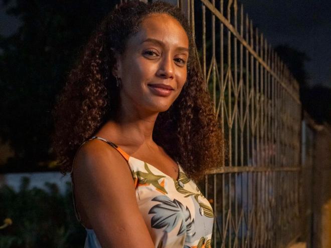 Raquel (Taís Araujo) é uma mulher honesta que enfrenta dilemas morais e escolhas difíceis 