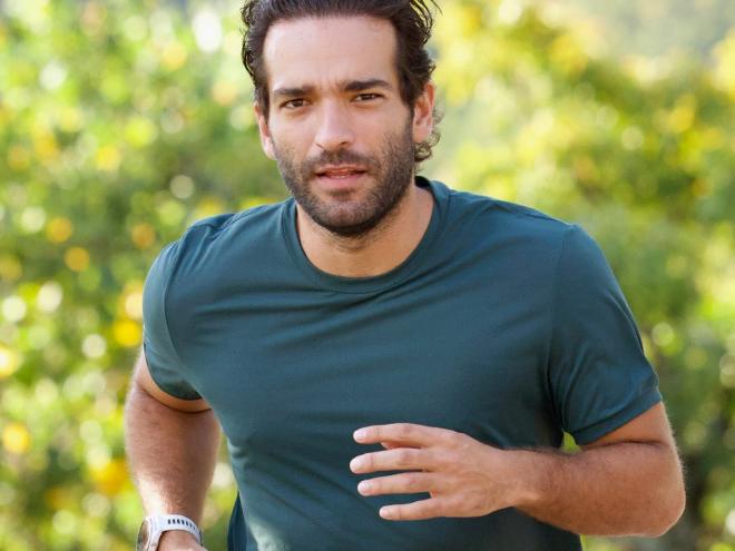 Humberto Carrão é Afonso Roitman, um herdeiro que desafia a própria mãe