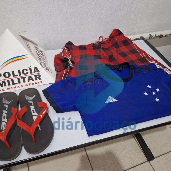 Roupas supostamente do suspeito encontradas na cena do crime