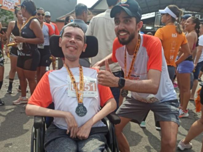 Thiago foi diagnosticado com DMD aos três anos de idade, e aos 24 ainda tenta conseguir um remédio milionário para salvar sua vida 