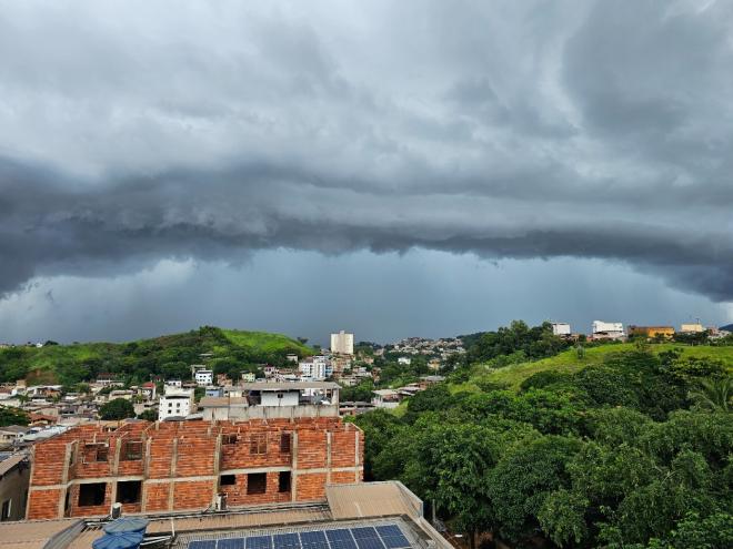 Chuva na cidade pode durar até às 10h de domingo 